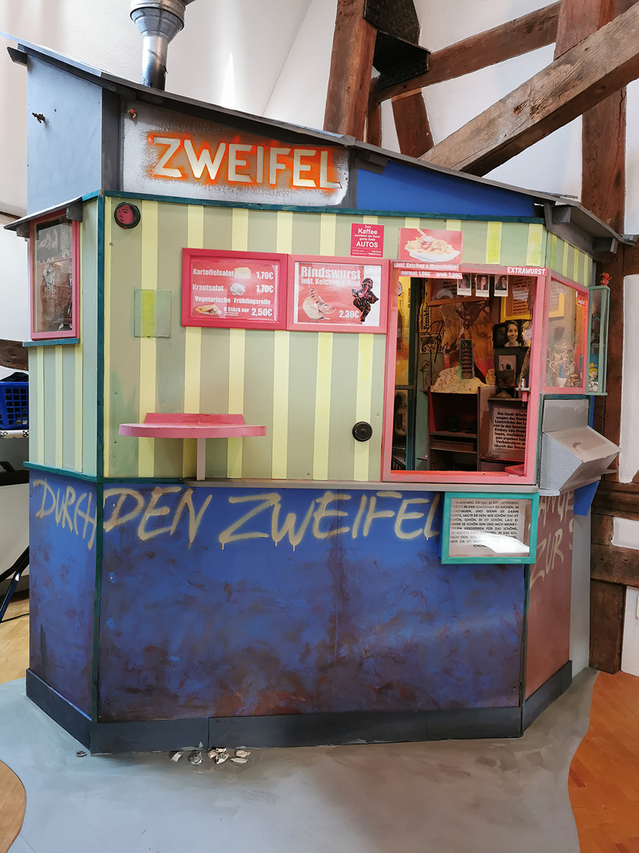 2025 @Christian Appel, Spaziergangsforscher, Zeichner, Klangarchäologe, Fotograf, Räumebauer, Utopist, Gärtner, Objektemacher, Klavierspieler, Innenarchitekt